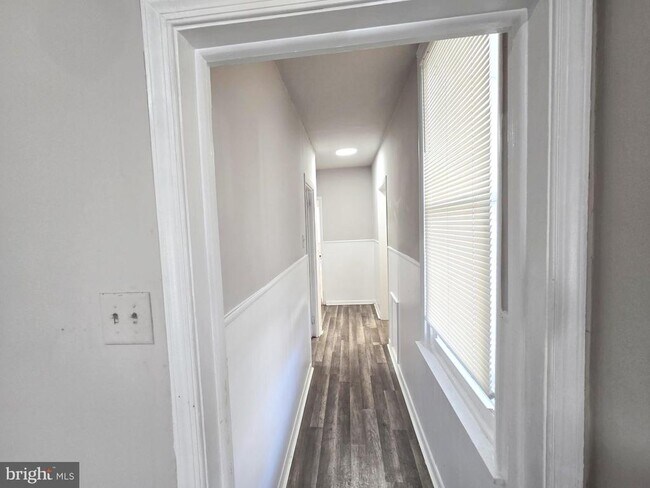 Building Photo - 5526 N Mascher St