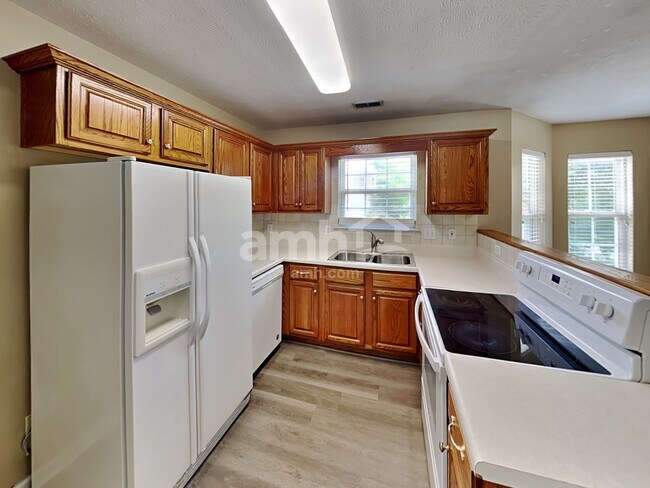 Building Photo - 3744 Henricks Hill Dr