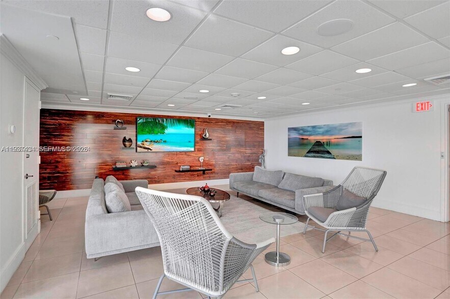 Building Photo - 650 West Ave