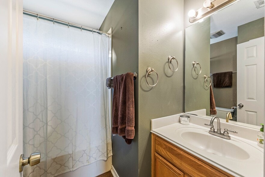 Building Photo - SUBLEASE AVAILABLE IMMEDIATELY THROUGH JULY 2026!  Charming 3 Bed, 2 Bath in Central Location!