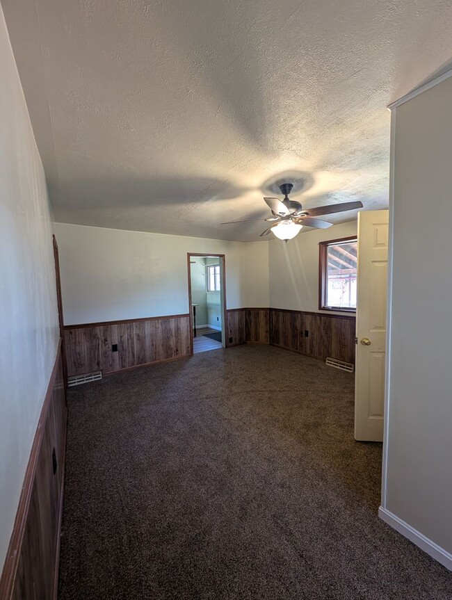 Building Photo - 3 bedroom 2 bathroom House Central Valley ...