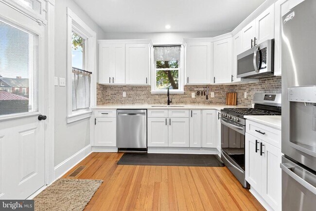 Building Photo - 624 St Joseph St