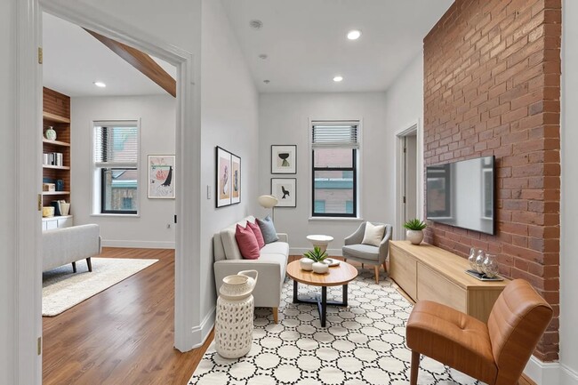 Building Photo - 356 Varick St
