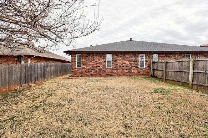 Building Photo - 9021 N Rockwell Dr