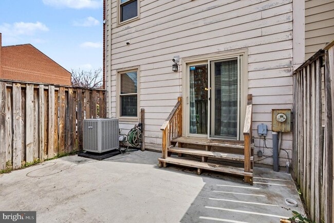 Building Photo - 216 Scott St