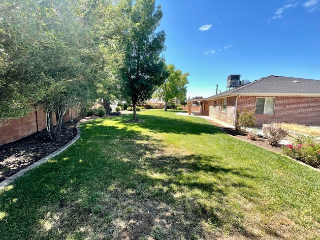 Building Photo - AMAZING YARD in quiet cul-de-sac in Santa ...