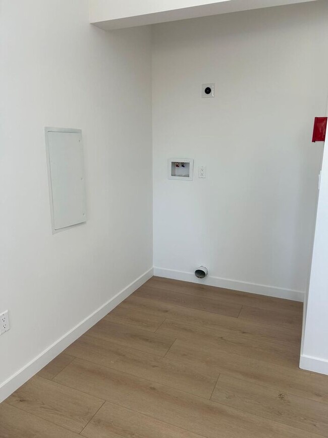 Building Photo - Stunning 3 Bedroom 2 Bathroom House for Re...