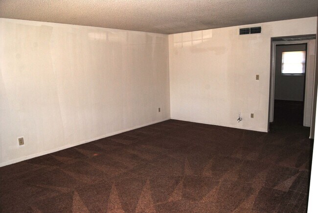 Building Photo - 200 Douglas St