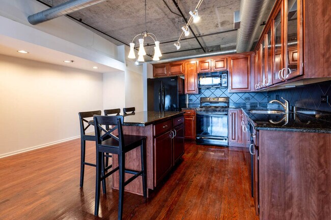 Building Photo - 933 W Van Buren St