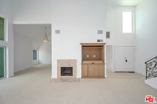 Building Photo - 4250 Vía Dolce