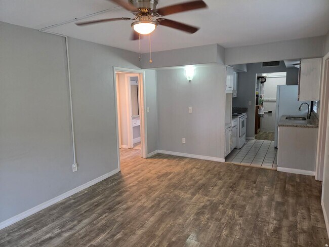 Building Photo - 2939 Los Altos Dr