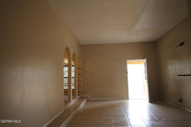 Building Photo - 10711 Ivanhoe Dr