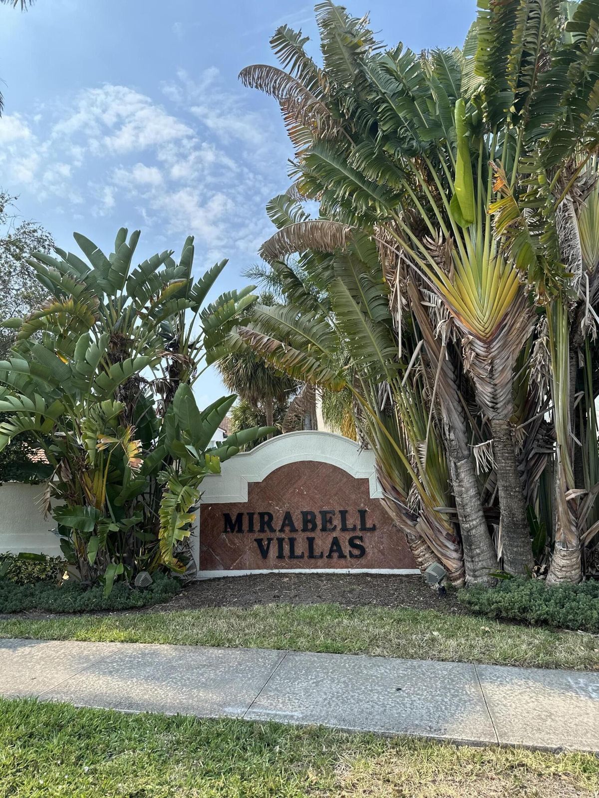 Building Photo - 805 Villa Cir