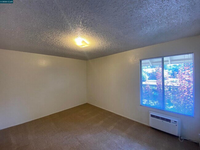 Building Photo - 2730 Oak Rd