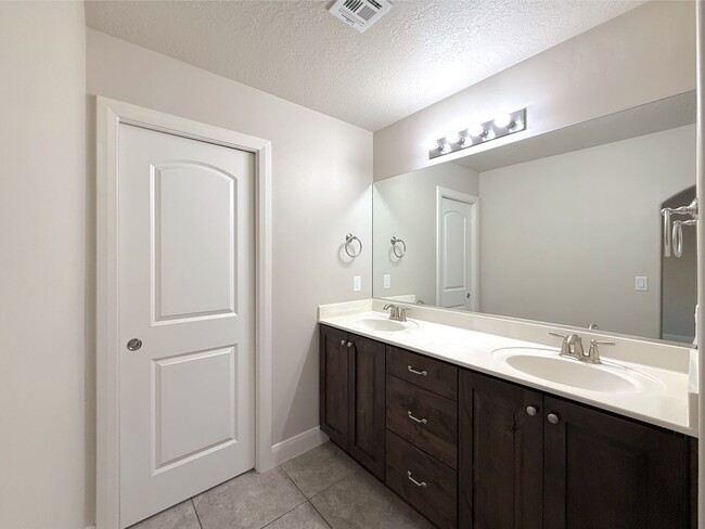 Building Photo - 3 bed, 2 bath home with 2 car garage