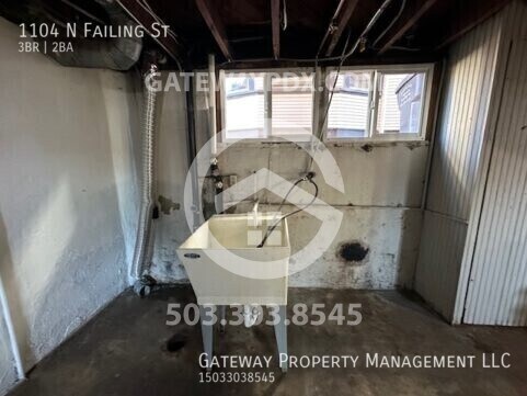 Building Photo - 1104 N Failing St