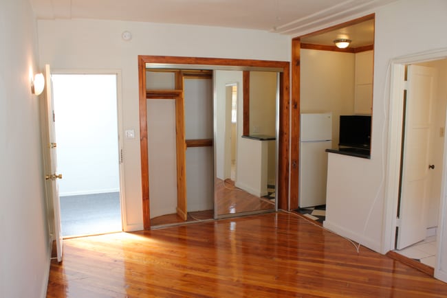 Building Photo - 638 S Cloverdale Ave