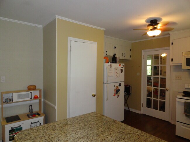 Building Photo - 5531 Farmbrook Dr