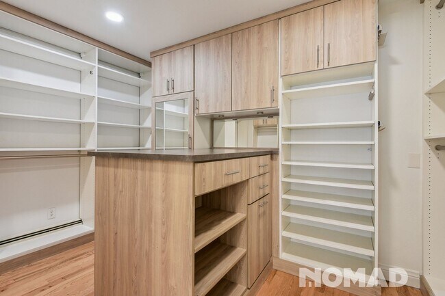 Building Photo - Stunning 5BR House in Denver