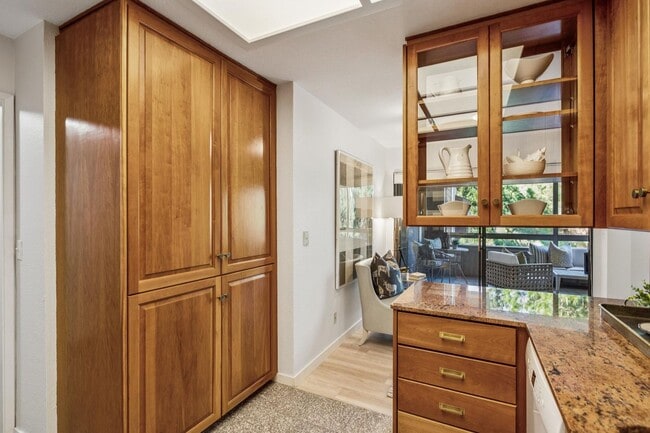 Building Photo - Elegant 2BR Condo with Golf Course Views i...