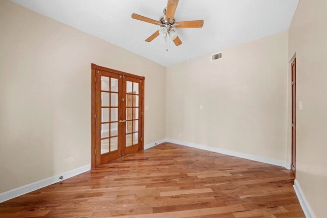 Building Photo - Spacious 2BR/2BA Rogers Park Condo with In-Unit Laundry & Central Air