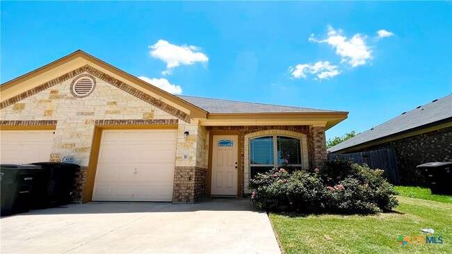 Building Photo - 405 Sladecek Dr