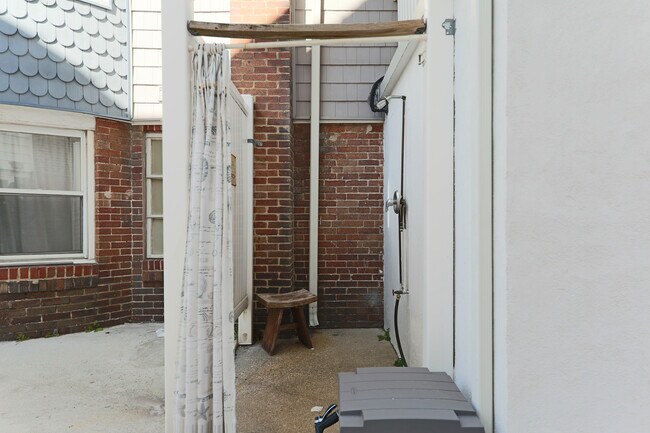 Building Photo - 100 S Amherst Ave