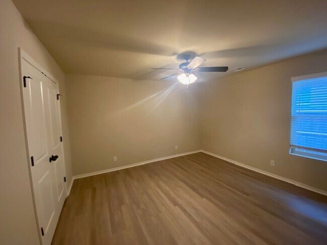 Building Photo - Spacious 4 Bed | 2 Bath | Large backyard | Bixby