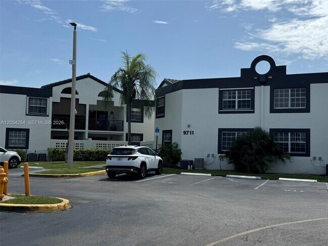 Building Photo - 9711 Fontainebleau Blvd