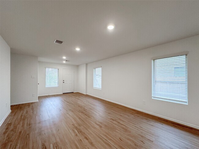 Building Photo - 1515 Las Cuevas Dr