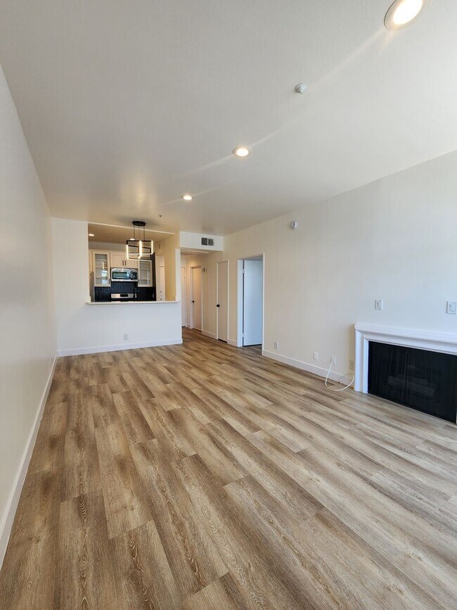 Building Photo - 14515 Dickens St