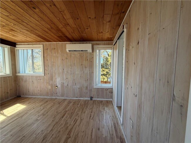 Building Photo - 112 King Phillip St