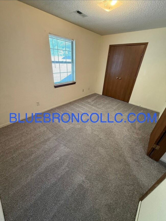 Building Photo - Spacious 2 Bedroom unit for a great price!