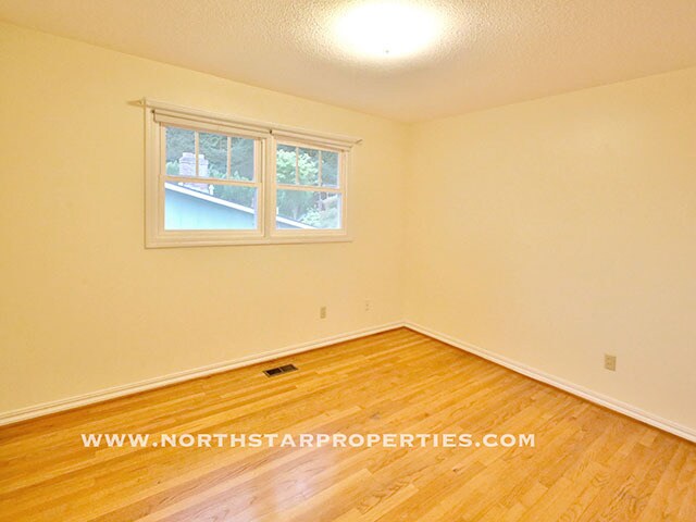 Building Photo - Great Lake Oswego Home Walking Distance to Everything