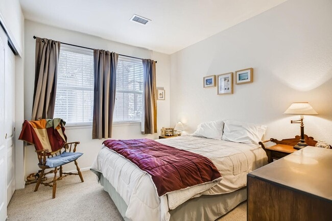 Building Photo - 2 bed, plus office - Ground Floor Condo - ...