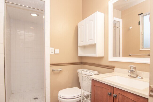 Building Photo - Really Nice 4 bedroom 3 Bath Home on Spacious Lot!