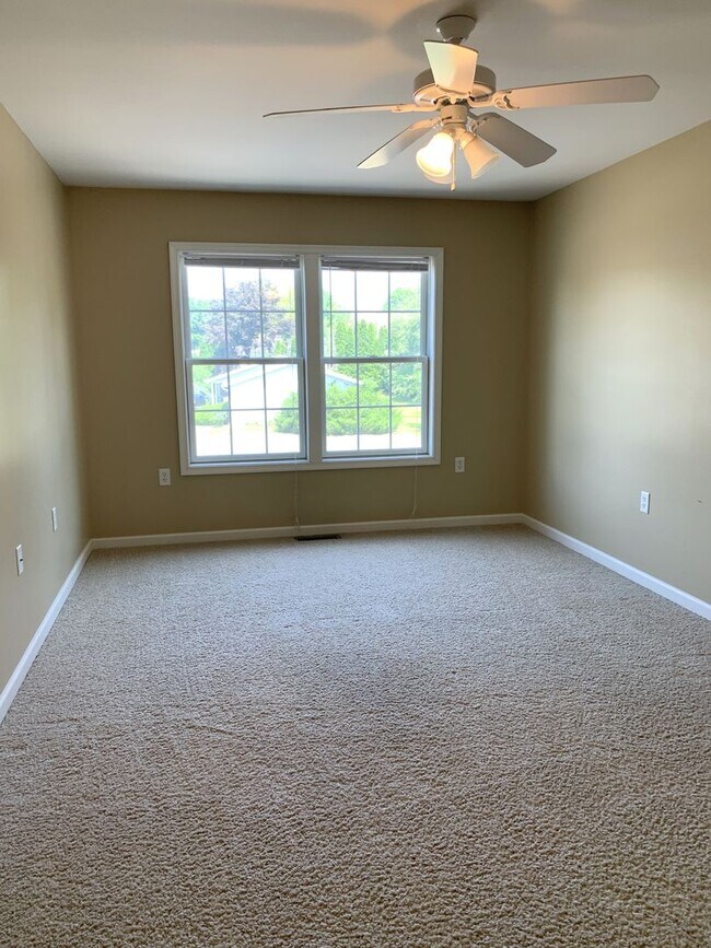 Building Photo - BEAUTIFUL 3 BED/2.5 BATH TOWNHOUSE!!