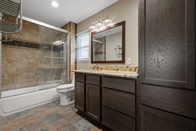 Building Photo - Happiness on Harcourt!