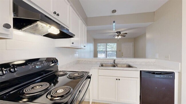 Building Photo - 301 Manuel Dr