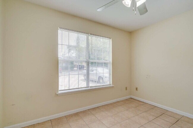 Building Photo - 1 bedroom and 1 bathroom in a 3x3 duplex STEPS AWAY FROM CAMPUS