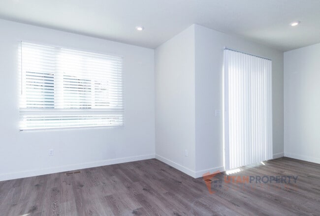 Building Photo - 1057 W 400 S