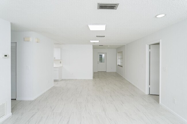 Building Photo - 494 Romano St
