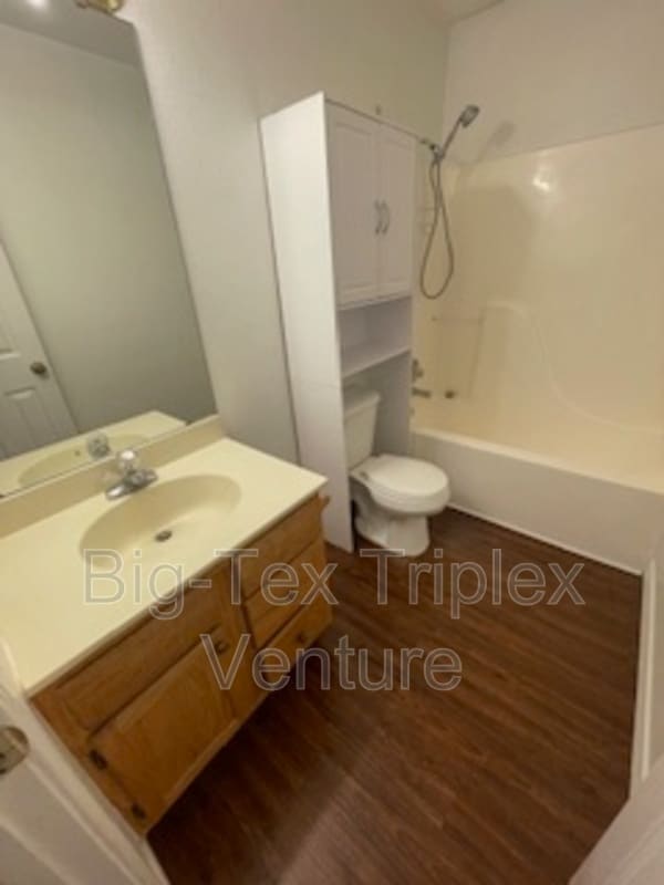 Building Photo - 282 N Pecan St