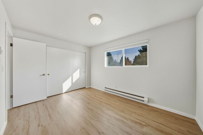 Building Photo - Newly Renovated 2 Bedroom in Wedgewood!