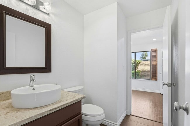 Building Photo - Beautifully Remodeled 3BD Townhome | Multi-Zone A/C | Private Patio