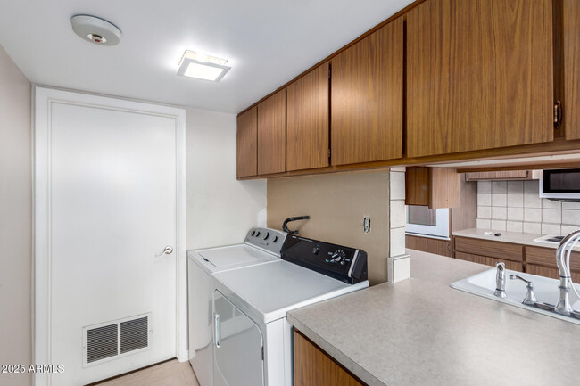 Building Photo - 5 Inner Cir