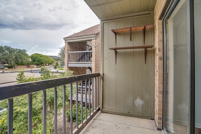 Building Photo - 8888 Tallwood Dr