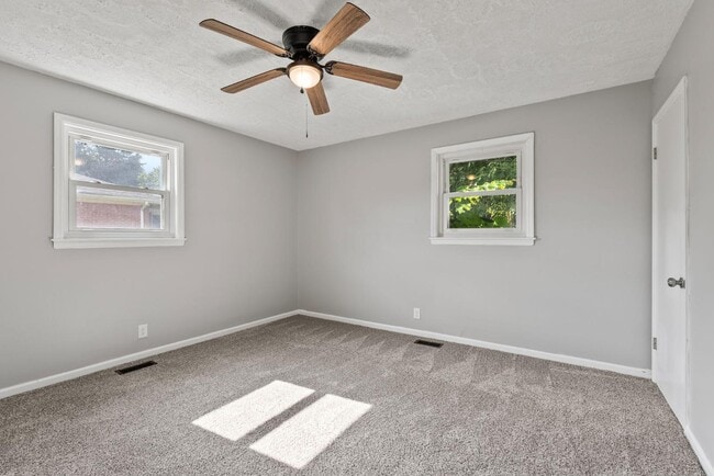 Building Photo - 610 Greenbriar Dr