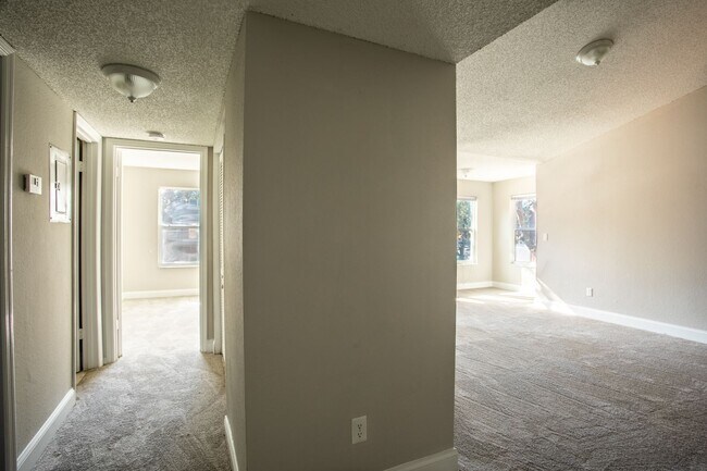 Building Photo - Venetian Place - 1428