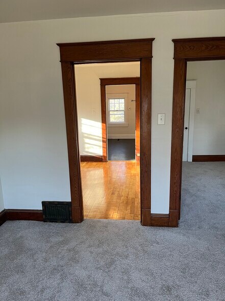 Building Photo - 1134 1/2 W Spencer St